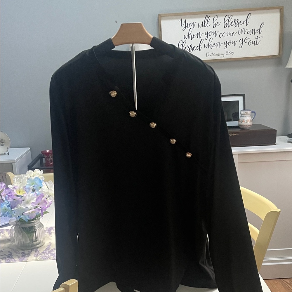 Summer  Sale Markdown Gently Loved💜Elegant Button-Detailed Top